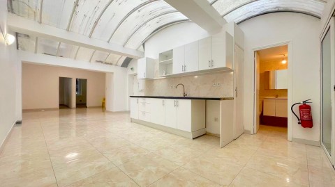 Vente Local commercial de 111 m2 pour nombreuses activités dans un quartier dynamique, à Paris (75011)