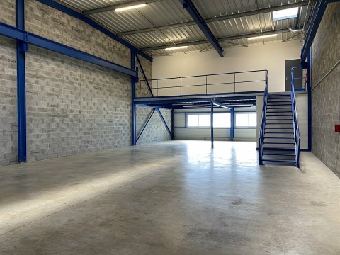 Vente Local d'activité / Entrepôt, 2700 pi2 dans une zone d'activité, à Saint-Jean-d'Illac (33127) en France