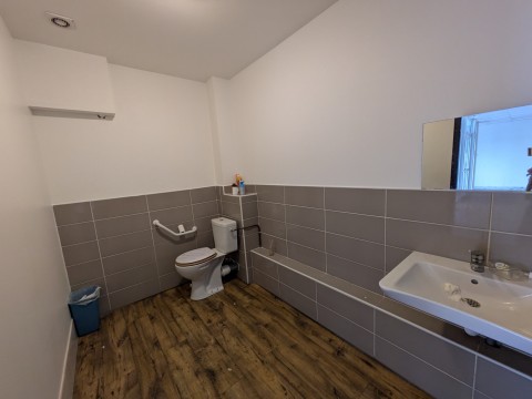 Vente Murs commerciaux, 400 m2 dans une zone dynamique, à Fougères (35300) en France