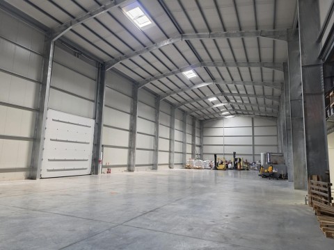 Vente Local d'activité / Entrepôt, 4500 m2 dans une zone d'activités calme, à Sorigny (37250) en France