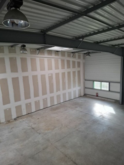 Vente Local d'activité / Entrepôt, 372 m2 dans une zone d'activités, à Donges (44480)