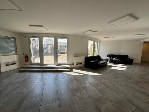 Vente Deux immeubles de bureaux de 2856 m2 dans une zone touristique, à Marseille (13002)