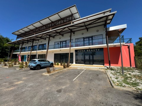 Vente Esthétique / salon de beauté, Salon de coiffure, 170 m2 en Guyane Française