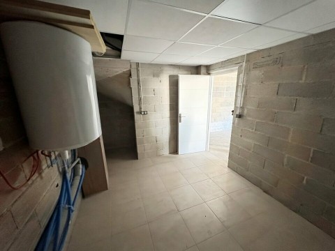 Vente Local commercial , 1360 pi2 à Saint-Césaire (30900) en France