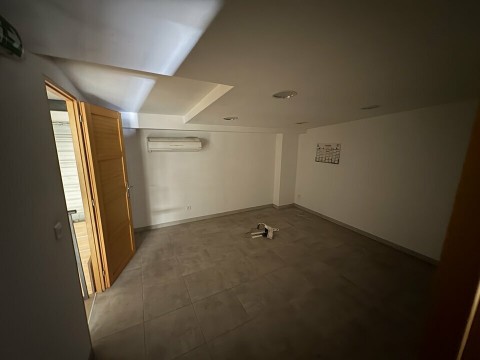 Vente Local commercial , 2920 pi2 à Marguerittes (30320) en France