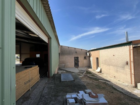 Vente Local commercial , 300 m2 à Tarascon (13150) en France
