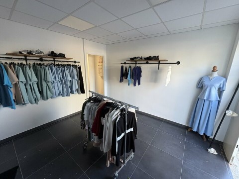 Vente Local commercial , 600 pi2 à Saint-Césaire (30900) en France