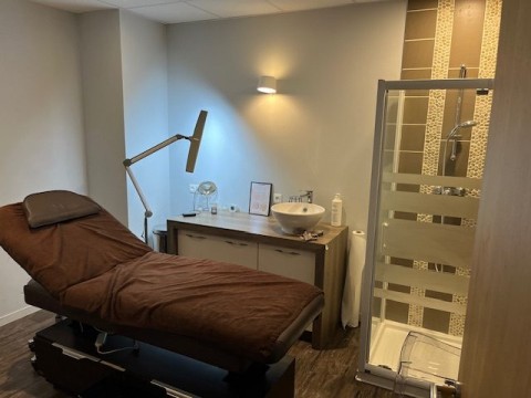 Vente Parfumerie, Esthétique / salon de beauté, 320 m2 dans un centre commercial, à Saint-Grégoire (35760) en France
