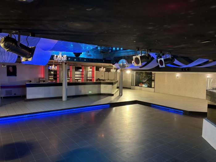 Vente Local commercial à usage actuellement de dancing et salle de réception à 25 kms de Limoges, proche de Saint-Léonard-de-Noblat (87400) en France